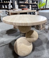 Table d'appoint en travertin personnalisée, forme irrégulière avec pieds en forme de boule ronde en travertin pour salon et chambre à coucher modernes