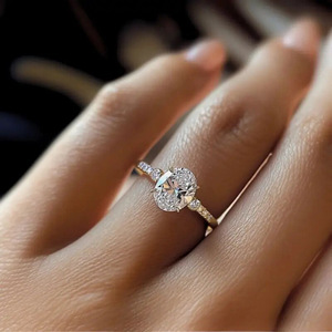 Anello dal Design Ovale Stile Classico per Donne - Product Image 2