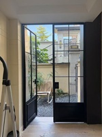 Puerta de Vidrio con Marco Estrecho de Aleación de Aluminio con Rotura de Puente Térmico BOCHARM, Diseño Gráfico Moderno con Rejilla Exterior y Aislamiento Térmico