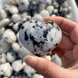 Commercio all'ingrosso naturale macchia nera bianco pietra di luna cuore di cristallo di quarzo pietra curativa di alta qualità intagliato per la decorazione domestica - Product Image 4