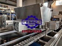 Machine de glaçage et d'enrobage automatique complète à servocommande pour barres chocolatées, chocolat au lait en forme de cœur fourré centrallement