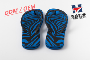 Tongs de <span class=keywords><strong>luxe</strong></span> imprimées en bleu à bout ouvert pour hommes, pantoufles légères antidérapantes confortables et douces pour l'intérieur et l'extérieur pour l'été - Product Image 4