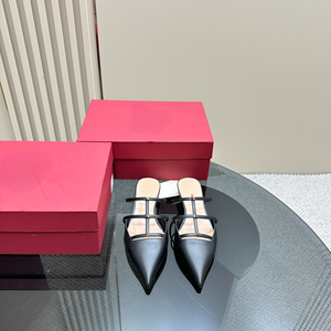 Mules de Piel Negra con Punta en Pico, Doble Correa y Detalles Dorados para Mujer - Product Image 1