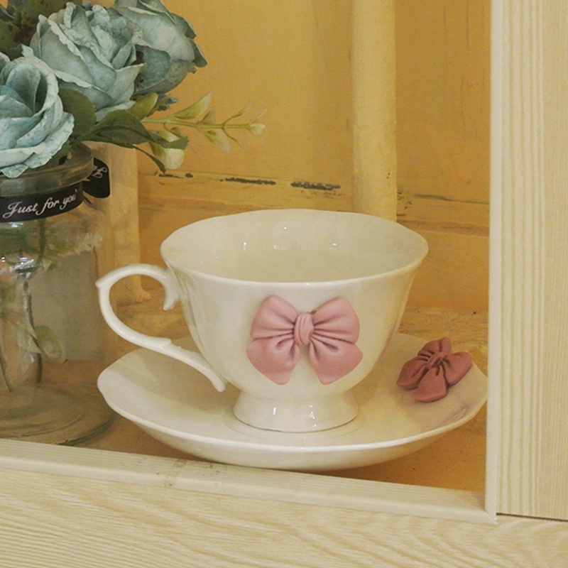Tazza da the e piattino fotografia stock. Immagine di ceramica - 44830466