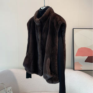 Gilet Corto di Lusso in Vera Pelliccia di Visone d'Allevamento Ecosostenibile con Scollo a V per Donna, Stile Casual, Colore Marrone Naturale - Product Image 3