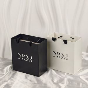 Bolsa de Papel Kraft Reciclable Blanca de Lujo con Logotipo Personalizado USM, para Relojes y Joyería, con Asa de Cinta y Estampado Dorado en Relieve - Product Image 2