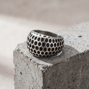 Anillo de Hombre con Diseño de Cúpula Perforada de Puntos Huecos, Estilo Vintage, en Acero Inoxidable con Acabado Oxidado, Tendencia Actual, Estilo Punk Urbano - Product Image 1