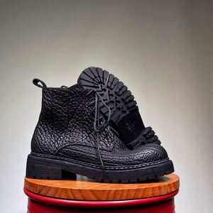 Bottes à lacets pour hommes en cuir de buffle faites à la main avec larges sangles, talons hauts, semelles épaisses, style sombre, chaussures tendance pour l'hiver et l'automne - Product Image 2