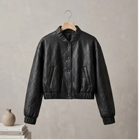Blouson de baseball pour femme en peau de mouton pleine fleur, cuir uni, col montant, matelassage losanges, épaules tombantes, coupe courte, style décontracté