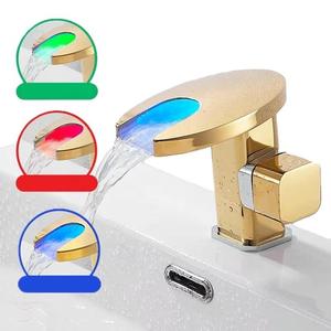 Grifos Mezcladores <span class=keywords><strong>de</strong></span> Lavabo <span class=keywords><strong>de</strong></span> Lujo <span class=keywords><strong>de</strong></span> Latón Dorado Eléctricos <span class=keywords><strong>de</strong></span> un Solo Orificio para Montaje en Cubierta con Diseño Moderno, Válvula <span class=keywords><strong>de</strong></span> Cerámica y <span class=keywords><strong>Cascada</strong></span> LED - Product Image 1