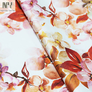 Nanyee Textile, spécialiste du tissu <span class=keywords><strong>satiné</strong></span> élastique en polyester à motifs de feuilles rouges par transfert thermique - Product Image 3