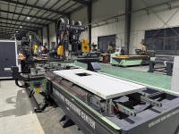 Máquina CNC para grabado de ranuras de cerradura y bisagras en puertas y carpintería