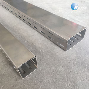 Version légère de chemin de câbles ventilée avec <span class=keywords><strong>plaque</strong></span> d'épissure universelle moulée intégrée pour joints droits et coudés - Product Image 4