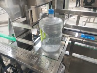 Machine automatique de bouteille en verre de seau de 5 gallons de productivité élevée de 3 gallons pour le PLC de noyau de riz de boisson de gel de shampooing de haute précision