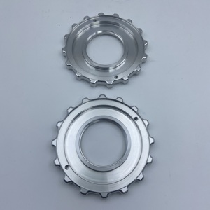 Placa de Montaje de Aluminio Mecanizada por CNC, Anodizada en Negro y Plata, Componente Circular con Recorte Rectangular - Product Image 4