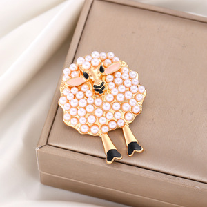 Adorable <span class=keywords><strong>broche</strong></span> en alliage plaqué métal, motif <span class=keywords><strong>agneau</strong></span> blanc et perle, style luxe léger, pour vêtements féminins, épingle de revers - Product Image 1