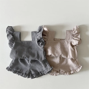 Ensemble de vêtements d'été décontractés pour fille T-shirt à carreaux pour bébé avec manches flottantes et short à volants latéraux - Product Image 1