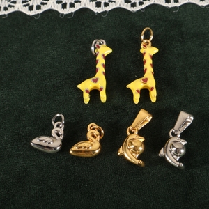 Colgante de Acero Inoxidable Chapado en Oro de 18k, Resistente al Deslustre, con Diseño de Maleta de Viaje, Avión, Rosa, Música, Coral y Jirafa, para Joyería DIY, Venta al por Mayor - Product Image 5
