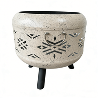 Brasero en fer robuste à effet pierre ronde avec découpe géométrique et pieds trépieds pour terrasse extérieure, jardin et camping
