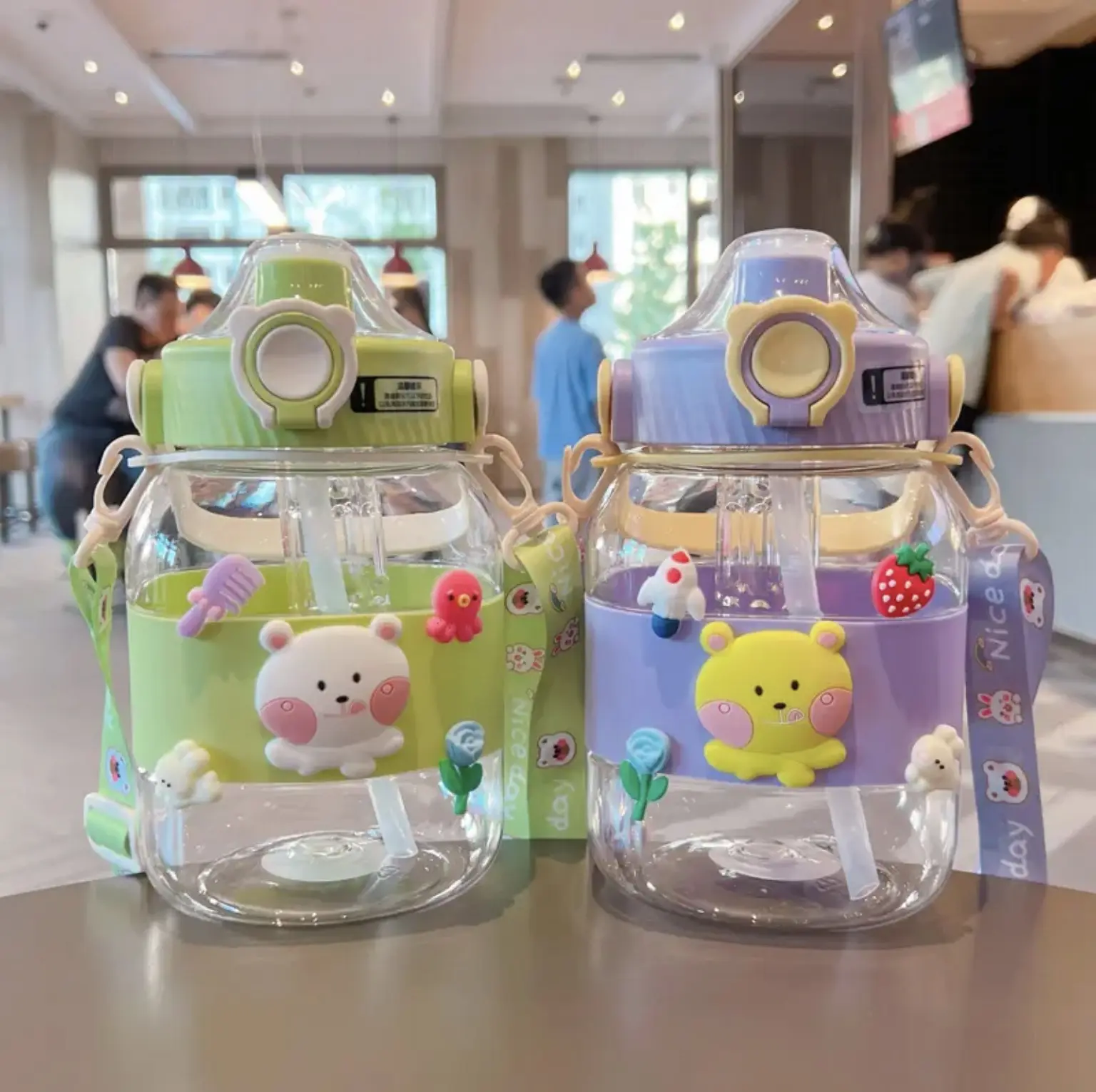 Nueva tendencia botella de agua de plástico para niños taza de café portátil taza de plástico con práctica taza de paja regalo al por mayor