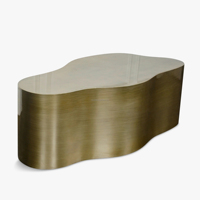 Table basse en laiton amorphe Sovereign, finition émaillée à la main, table centrale de luxe, esthétique de designer sélectionnée, pièce maîtresse en métal
