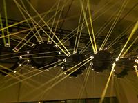 Lumière cinétique LED pour levage de charges lourdes, type donut, avec DMX 512 et système de levage motorisé, tête XY mobile, fonctions Wash, Beam, Zoom, Laser et Effets pour DJ
