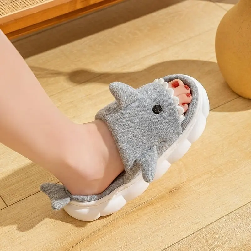 漫画かわいいサメの動物の形のスリッパ、女性の夏のリネンの靴のための厚い唯一の柔らかい屋内屋外スリッパ