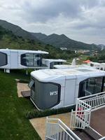 Chine Vente en gros de petites maisons modulaires préfabriquées en acier écologiques Mini abri pour voiture Hotel Sandwich Villas Conteneurs d'expédition