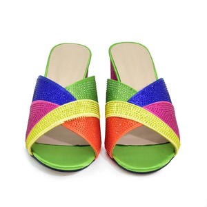 Nueva zapatilla de diseñador Última moda Mujeres maduras Precio bajo Plataforma de lujo Zapatos tachonados Tacones de aguja Zapatos de mujer Chinelo - Product Image 5