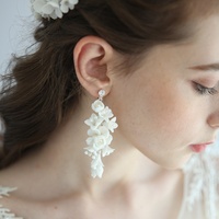 Handgefertigtes Vintage-Set aus weißem Keramik- und Perlenblumen-Haarkamm und Ohrringen für Frauen.