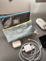 Vente en gros de sacs cosmétiques en papier kraft Tyvek avec logo personnalisé, sacs à fermeture éclair Tyvek écologiques réutilisables pour le rangement