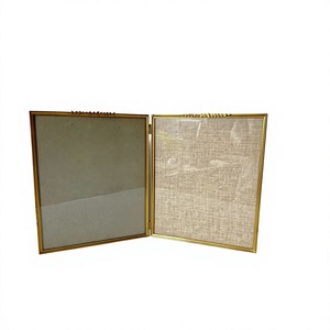 Cadre photo de table moderne élégant en métal doré et verre, fait main, découpé et imprimé, pour la décoration intérieure, les cadeaux de mariage et la présentation de souvenirs - Product Image 1
