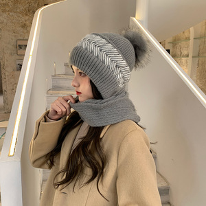 Женская трикотажная шапка с помпоном - Product Image 6