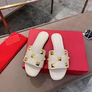 Chaussons en cuir véritable pour femmes avec logo personnalisé, chaussures plates à talon bas, chaussures plates décontractées pour femmes avec rivets brillants, tendance estivale - Product Image 4