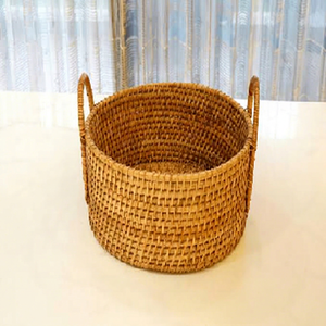 Cesta cilíndrica profunda de ratán tejido con asas laterales altas, disponible a precios de mayorista. - Product Image 1