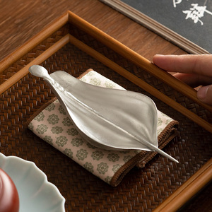Cuchara de té de pétalos de loto de inspiración zen china, soporte para té, cuchara de té hecha a mano para la preparación del té, cucharón de té, extractor de té y otros utensilios. - Product Image 1