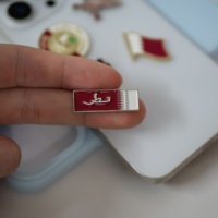 Autocollant de téléphone en métal émaillé moderne à thème qatari unique avec un design d'emblème doux, gravure, impression UV pour la personnalisation
