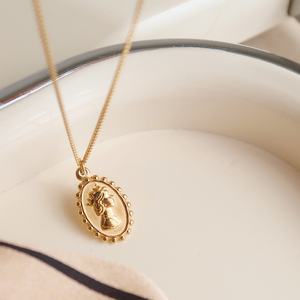 Collar con Moneda de la Reina Isabel, Chapado en Oro, de Acero Inoxidable, Antideslustre, Diseño Nuevo 2025, Venta al Por Mayor - Product Image 1