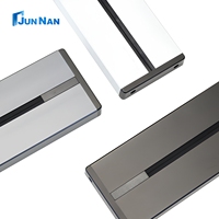Prise murale de bureau étanche et anti-poussière sur rail avec USB-C et mise à la terre standard