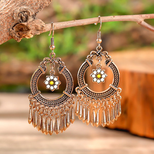 Boucles d'oreilles pendantes bohèmes à pompons en alliage plaqué bronze antique pour femme, bijoux de fête tendance 2025 - Product Image 3