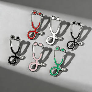 卸売カスタマイズブローチピン漫画風クリエイティブドクターミニ聴診器ブローチジュエリーチャームブローチピン - Product Image 4