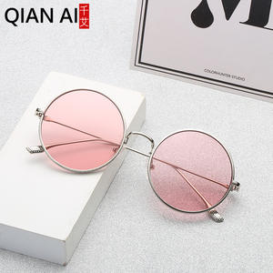 Gafas de sol Qianai con montura redonda para mujer, montura dorada, lentes amarillas y azules, protección UV400, estilo urbano a la moda - Product Image 4