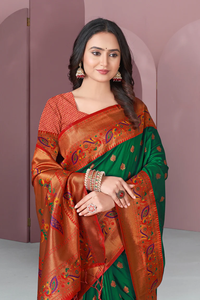 ส่าหรีผ้าไหมส่าหรีสีเขียวดั้งเดิมที่มีดีไซน์ทอ zari ที่งดงามนำเสนอความสง่างามเหนือกาลเวลาและแบบดั้งเดิม - Product Image 4