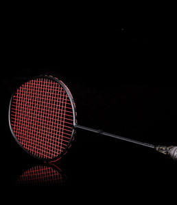 Les raquettes de <span class=keywords><strong>badminton</strong></span> en fibre de carbone offrent une absorption des chocs et une expérience de jeu extrêmement confortable. - Product Image 5