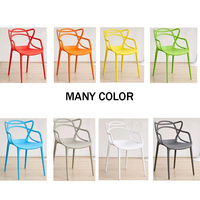 Chaise de designer empilable résistante aux UV avec structure en polypropylène pour cour, patio, pelouse, véranda et espaces extérieurs