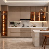 Armoires de cuisine modernes de luxe sur mesure, plan de travail en pierre, armoires de cuisine modulaires, éclairage LED, armoire de cuisine pour projet de villa