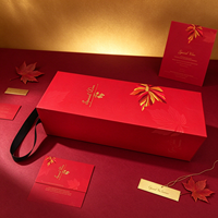 Boîte cadeau pour vin de luxe pliable personnalisée, rouge et or, avec estampage à chaud, fermeture magnétique et poignée en ruban