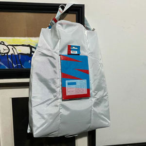 Borsa a tracolla impermeabile con manico airbag riciclato borsa a tracolla ultra leggera - Product Image 3