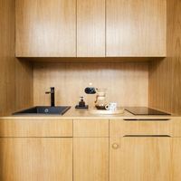 Mini-cuisine moderne pour hôtel et appartement, idéale pour petits espaces, avec unités de meubles de cuisine en acrylique, tiroirs, paniers et robinet de lavabo écologique