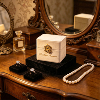 Boîte à bijoux en cuir microfibre avec doublure en velours, fermeture métallique, logo personnalisé pour le rangement des alliances et l'emballage de bijoux de luxe